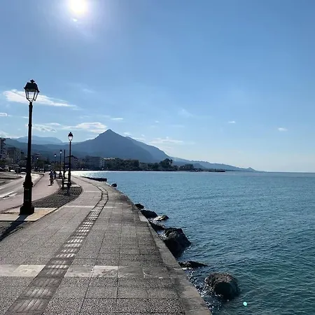 Apartamento Whole Flat, Location, Seaside Town